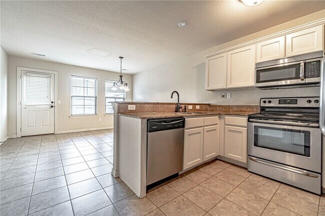 Building Photo - 926 Kensington Dr