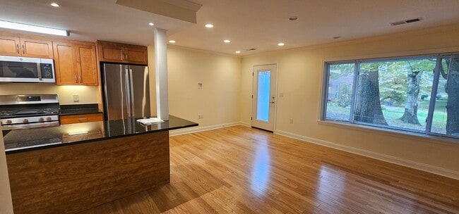 Building Photo - Spacious 2-bedroom townhouse on beautifully landscaped grounds.