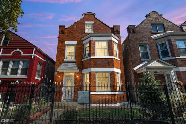 Building Photo - 2423 S Hamlin Ave