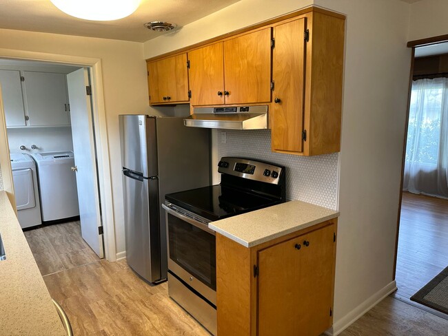 Building Photo - Beautifully updated duplex in South Eugene!