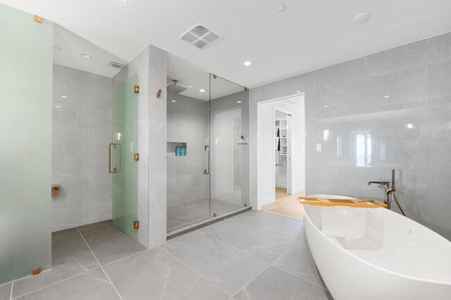 Building Photo - 1116 N Ocean Blvd