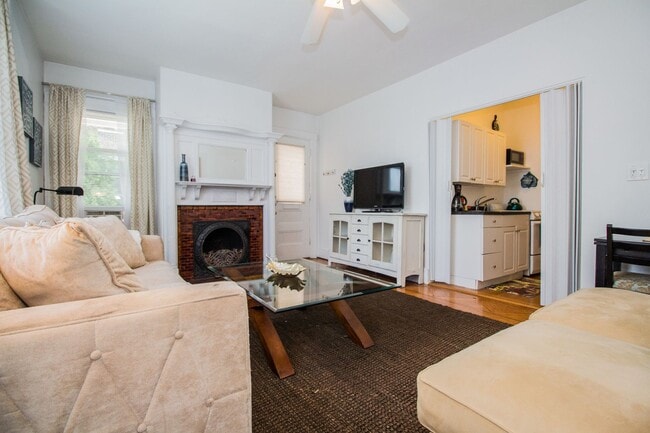 Building Photo - 1Br/1Bth unit! Hot Water included. Great location!