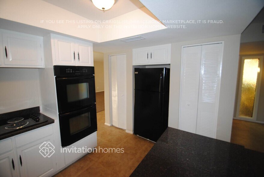 Building Photo - 4614 W Sunnyside Ave