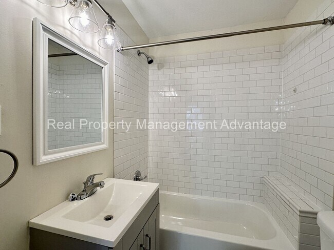 Building Photo - 310 W Hazelhurst St