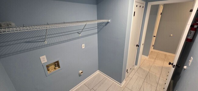 Building Photo - Here is your 3bed/3bath home on the water!