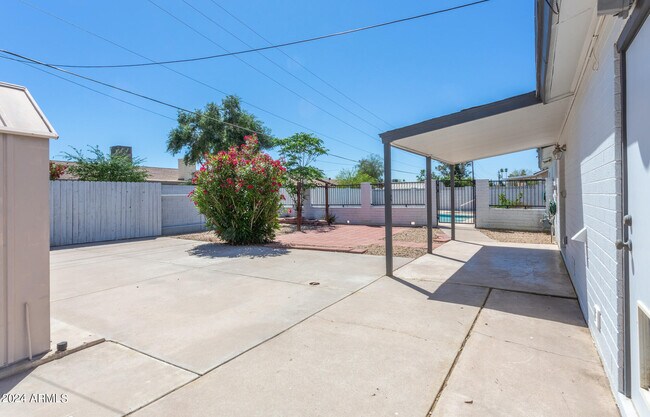 Building Photo - 3325 S Shafer Dr