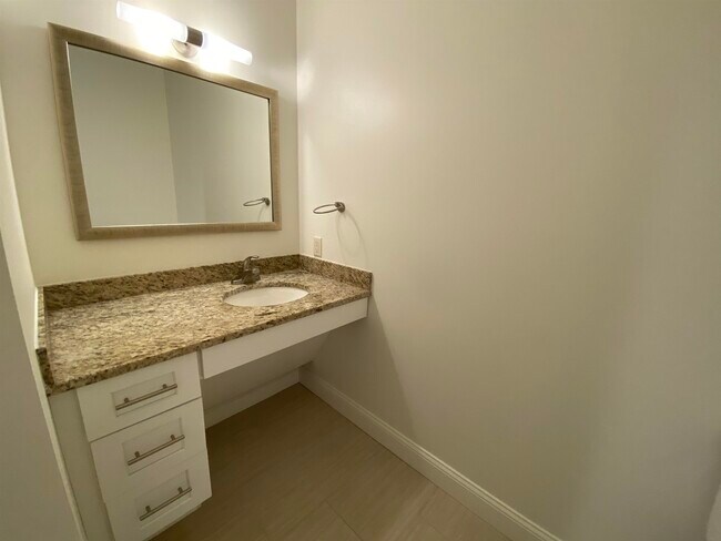 Building Photo - 875 Elm St