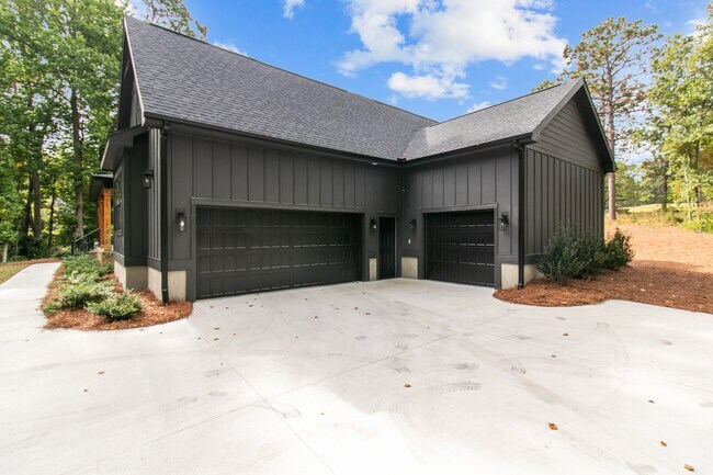 Building Photo - 14 Wisteria Way