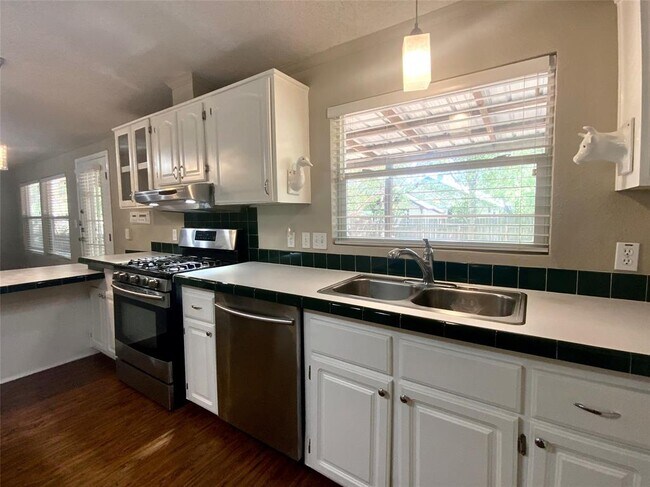 Building Photo - 1301 Lipan Trail