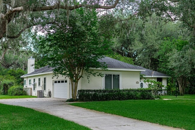 Building Photo - Beautiful 3/3 Pool Home in Gated Community W/ Lake Access