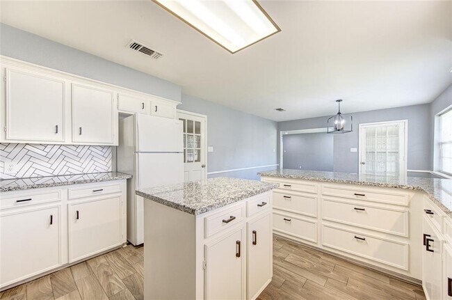 Building Photo - 1809 Lamar Dr
