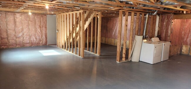 Building Photo - Beautiful 2 bedroom 1 bath End Unit Townhouse