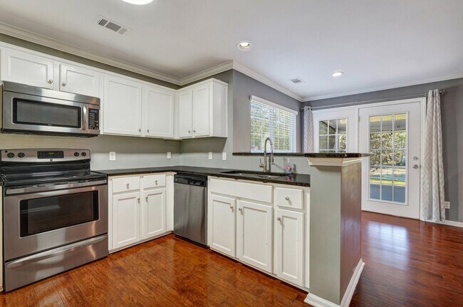 Building Photo - Richmond Hill Beauty: 4-Bedroom Home with Stunning Lagoon Views!