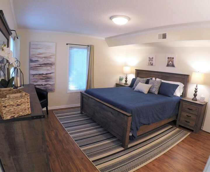 Master bedroom with high quality, pressure-relieving, and supportive king size memory foam mattress - 17 Racquet Club Rd