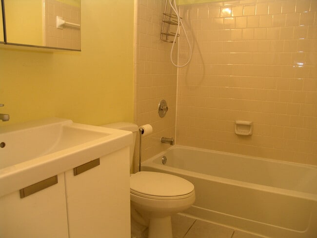 Building Photo - 2 Bedroom Condo in Dunwoody Plantation