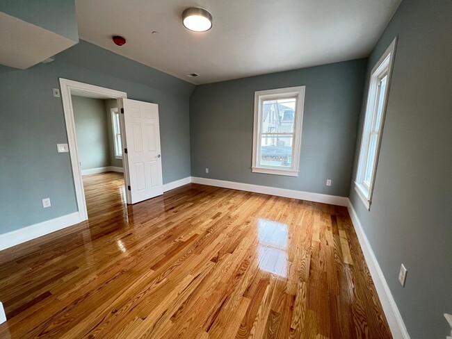 Building Photo - Large 2 Bedrooms Plus a Bonus Room. 2 Full...