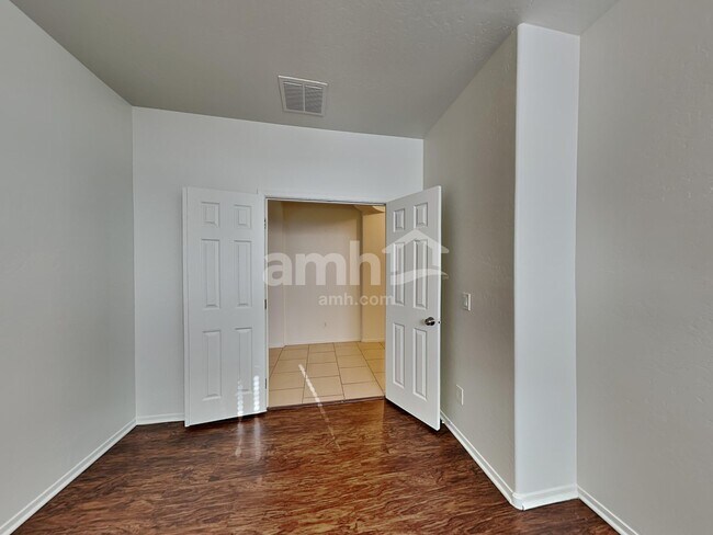 Building Photo - 15017 W Bloomfield Rd