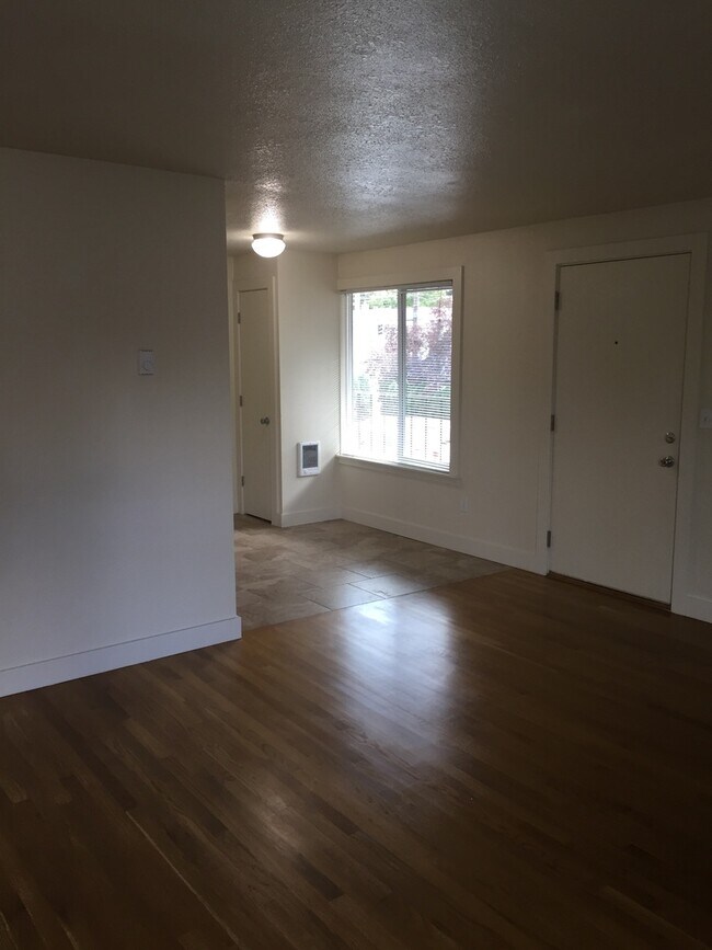 Building Photo - Spacious Private Upper Corner Unit Overloo...