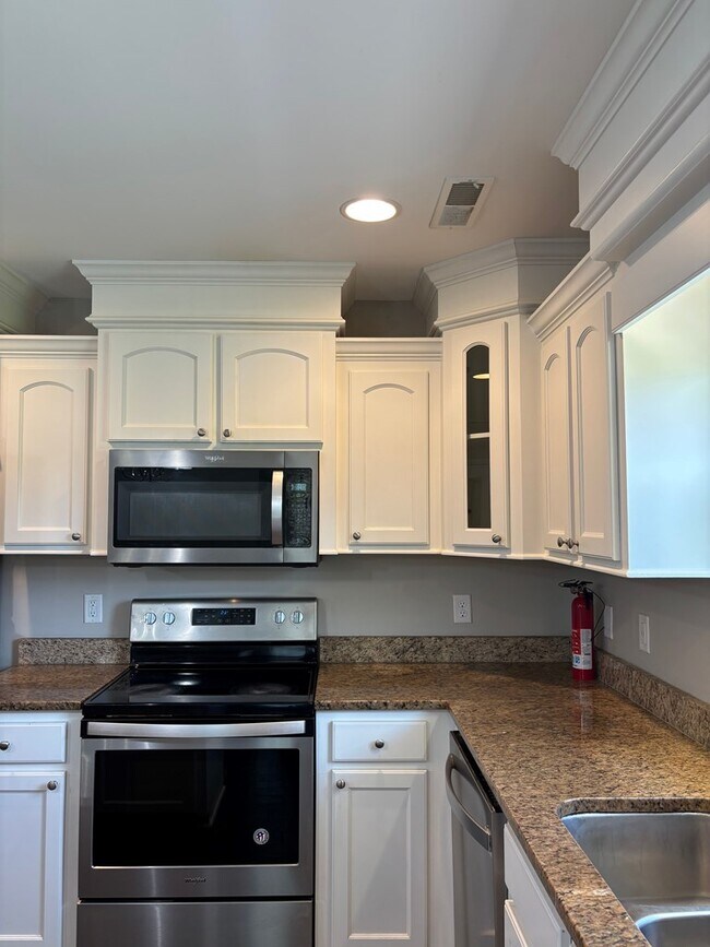 Building Photo - 531 Waterlily Dr
