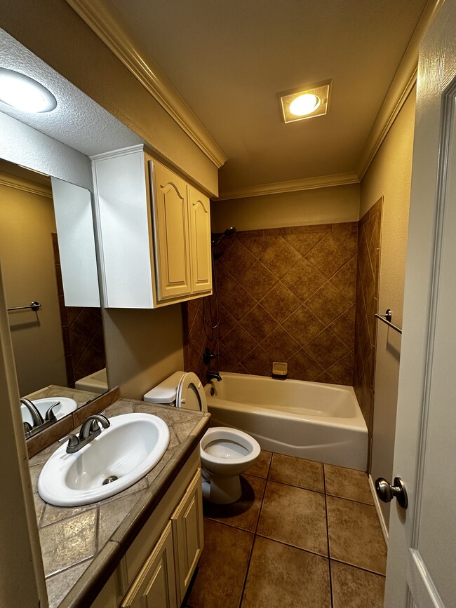 Building Photo - 3105 Southridge Ct