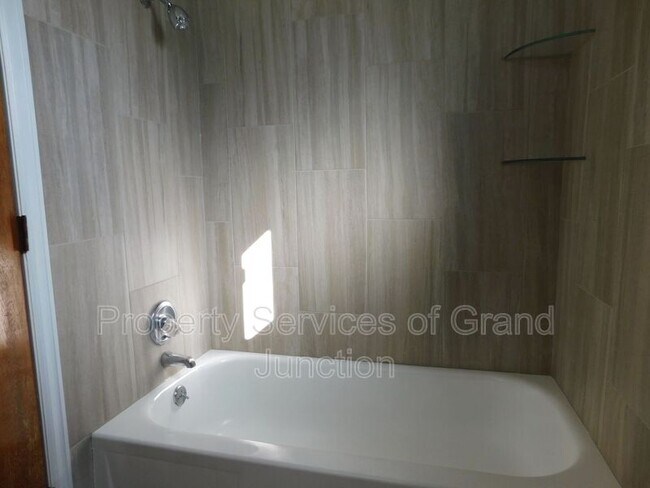 Building Photo - 1102 E Carolina Ave