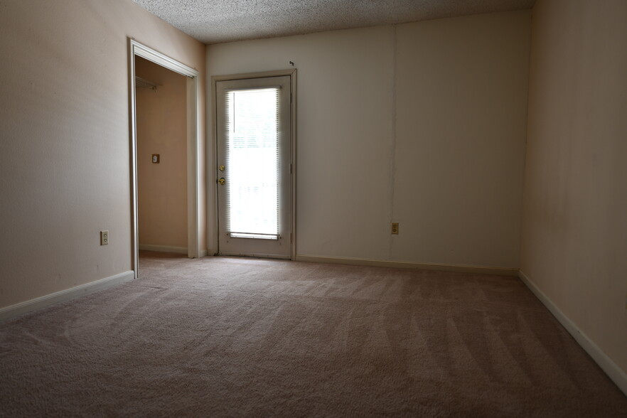 Building Photo - 755 E Boyd Dr