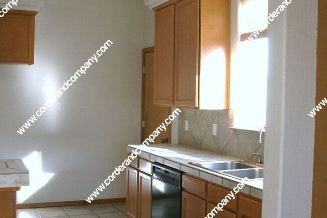 Building Photo - Beautiful 4 Bedroom, 2 Bathroom, 2 Car Gar...