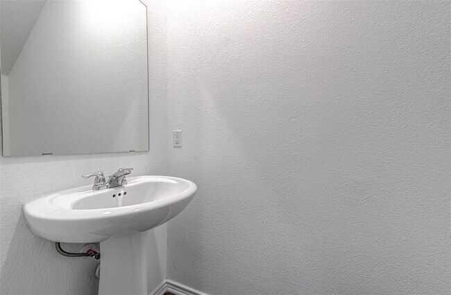 Building Photo - 2704 Shimsham Dr