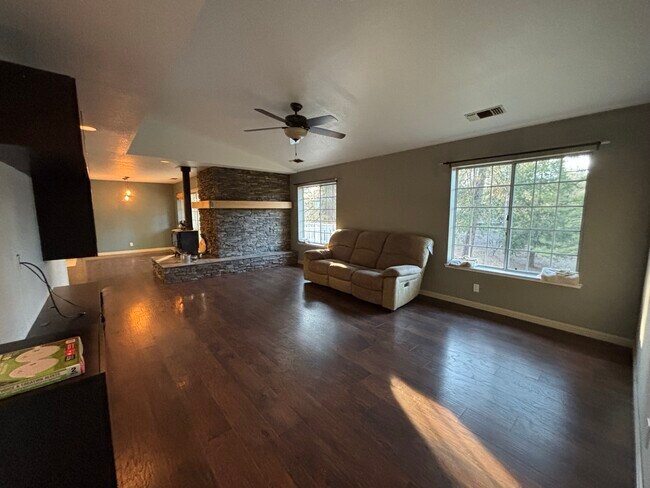 Building Photo - 3181 Hanson Hollow Rd