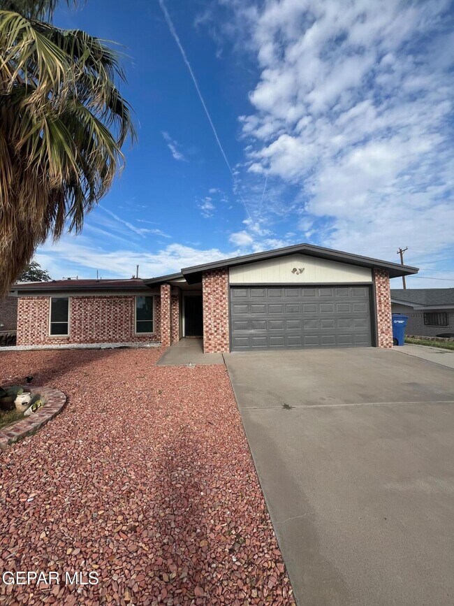 Building Photo - 932 Oneida Dr