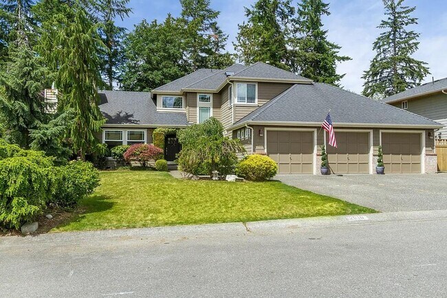 Building Photo - Spacious 5-Bedroom Home with Fenced Yard a...