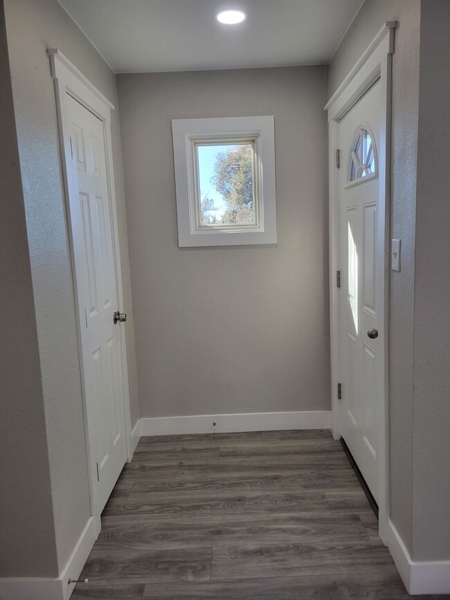 Building Photo - Newly Remodeled 3 Bedroom Ranch Available ...