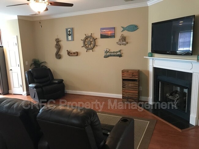 Building Photo - 4055 Hartland St