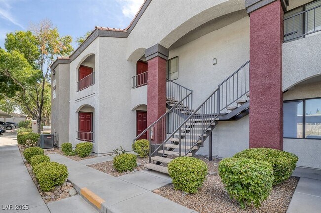 Building Photo - 950 Seven Hills Dr