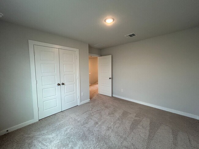 Building Photo - Walking Distance to Long Creek High School / Fridge, Washer & Dryer Included / Fenced in Yard / N...