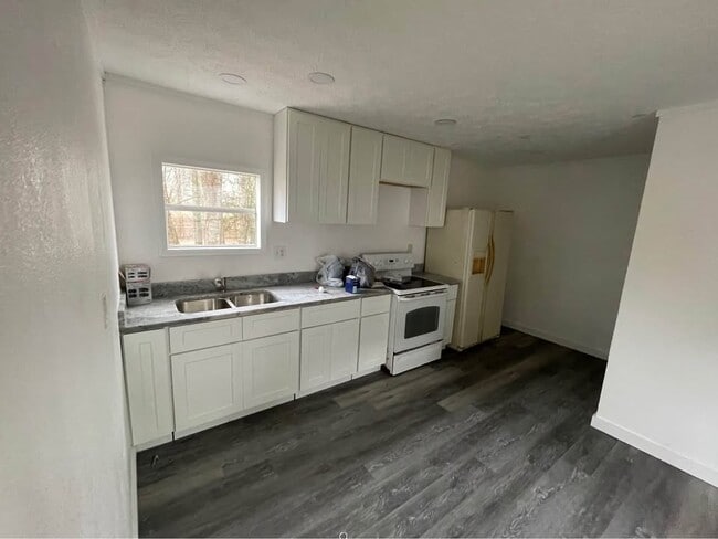 Building Photo - 704 Beverly Dr