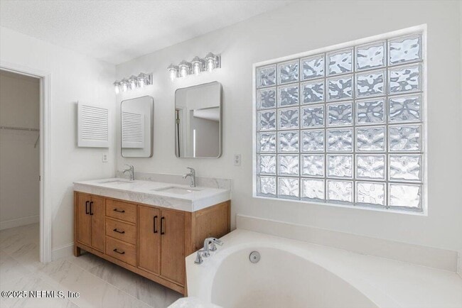 Building Photo - 12184 Mantle Dr