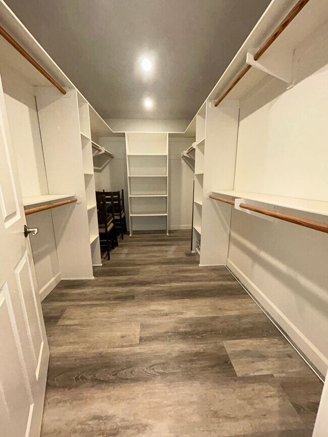 Building Photo - Beautiful 3 Bedroom 2 Bath condo!!