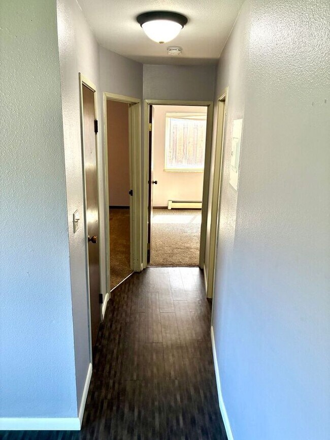 Building Photo - Great Two Bedroom, One Bath Apartments for Rent in East Loveland!  2 Weeks Free, Flexible lease t...