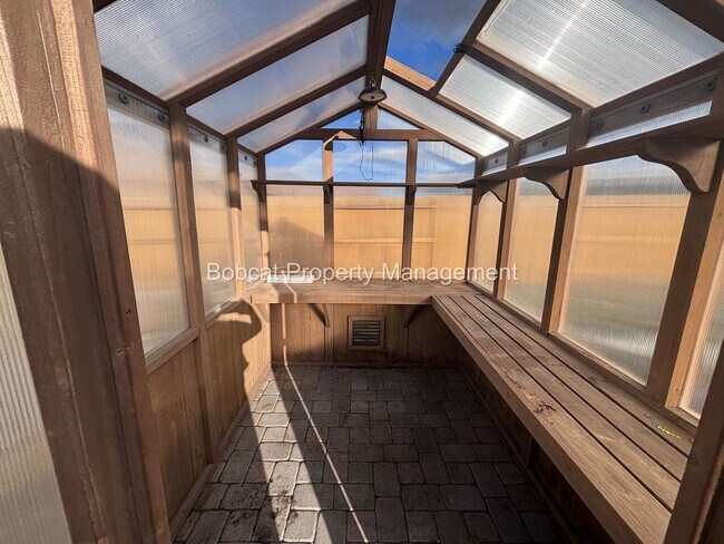 Building Photo - Large Home in Dayton with Mother In Law Quarters