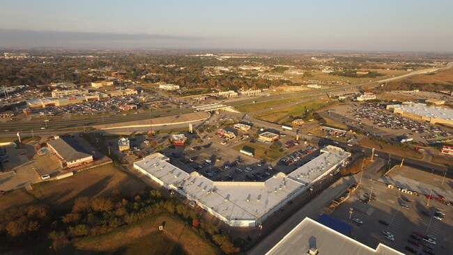 Building Photo - 2662 Hwy 290 W