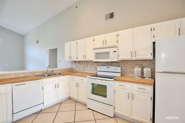 Building Photo - Stunning 3/2 Home with a Spacious 2 Car Ga...