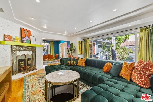 Building Photo - 2867 Beachwood Dr