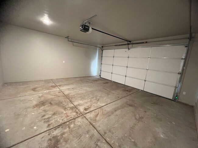 Building Photo - Available Now In Cross Hollow Hills