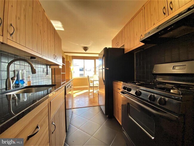 Building Photo - 922 24th St NW