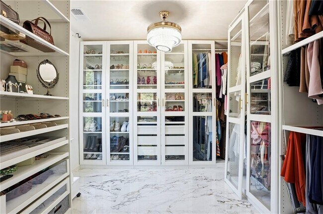 Building Photo - 341 Emporia Loop