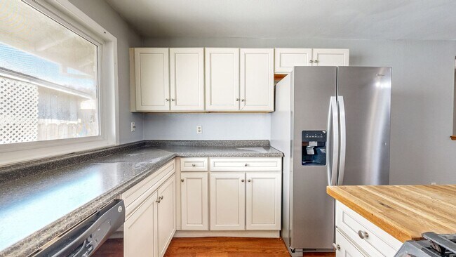 Building Photo - 8690 Lords Manor Way