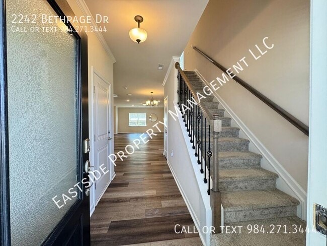 Building Photo - 2242 Bethpage Dr