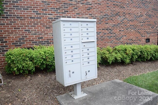 Building Photo - Fully furnished 2 bedroom, 1.5 bath townhouse! Available 8/15