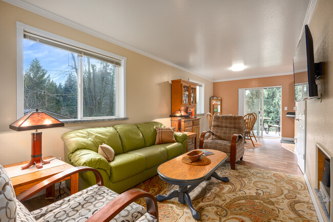 Living Room/Dining - 7721 Interurban Blvd